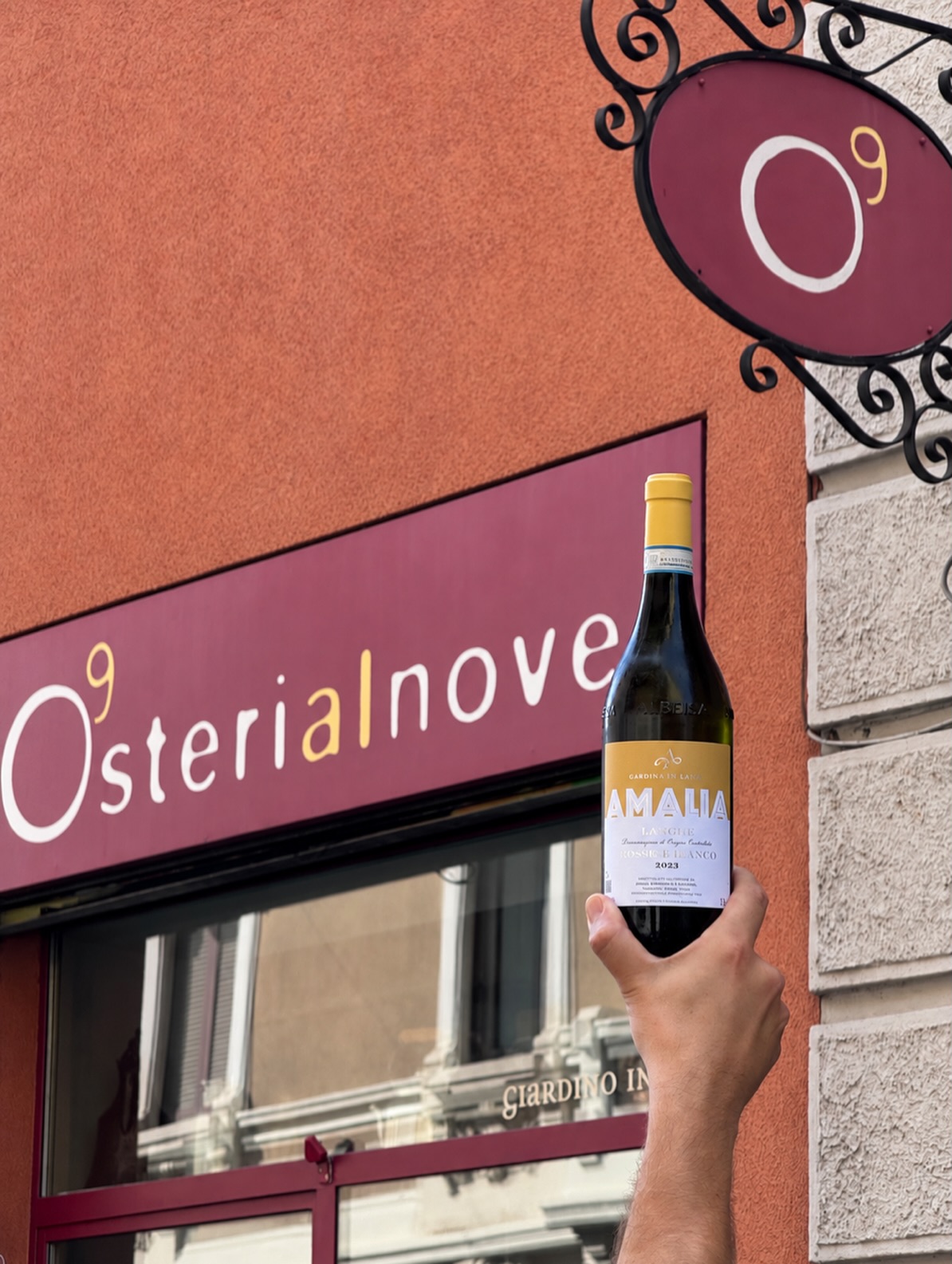 All’ @osterialnove c’è una rarità al calice: il rossese bianco di @amaliacascinainlanga , ottimo per dissetarsi in questi ultimi giorni di sole 🌞
#discoverwines #winedistributors #ziveliwine